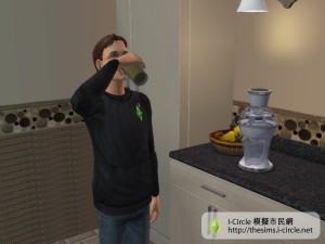 喝果汁。 喝果汁。