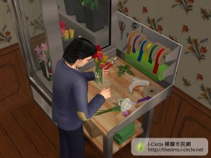 模擬市民正在製作金魚藻花束。