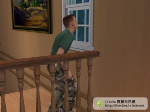 在家中留意外面的天氣。